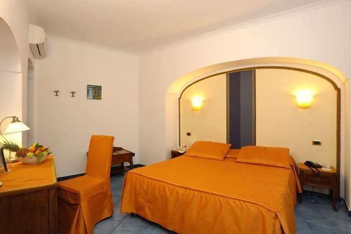 Room 8 of 16