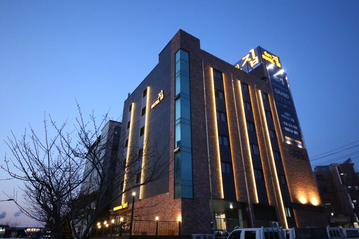Hotel 98 of 100