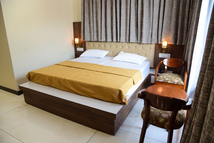 Room 4 of 8