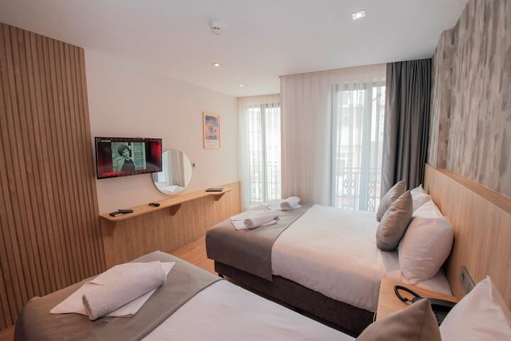 Room 7 of 33
