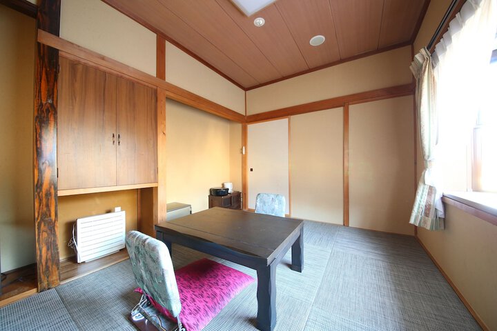 Room 4 of 40