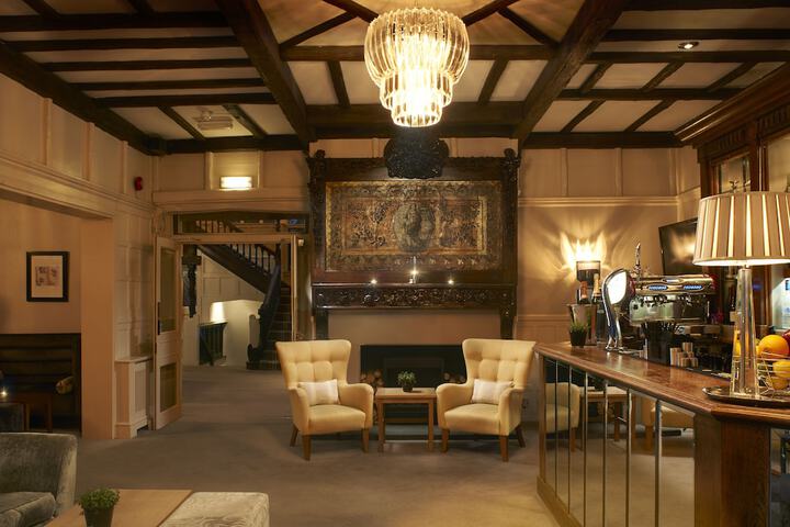 Lounge 38 of 57