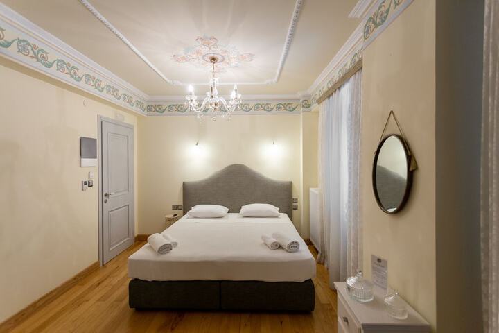 Room 22 of 60