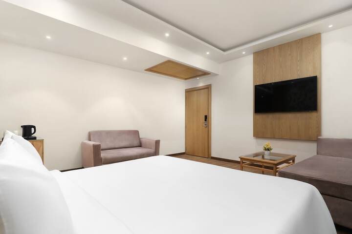 Room 10 of 16