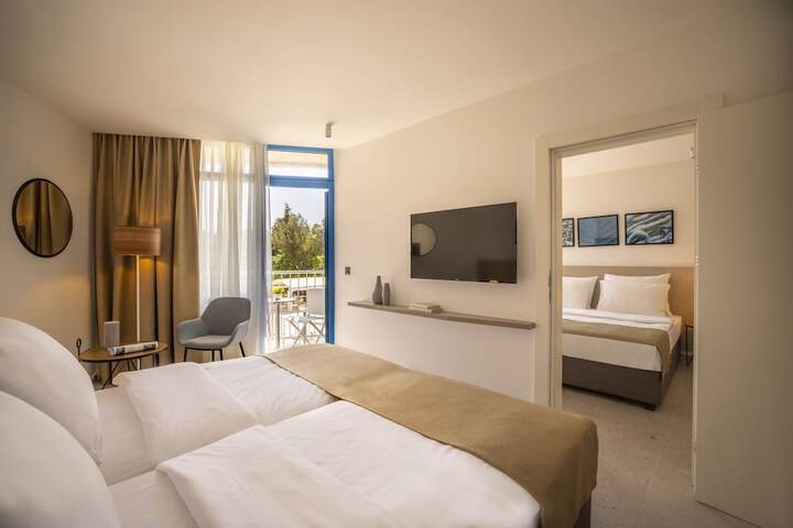 Room 4 of 43