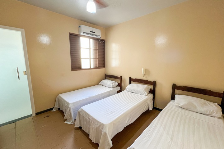 Room 11 of 32