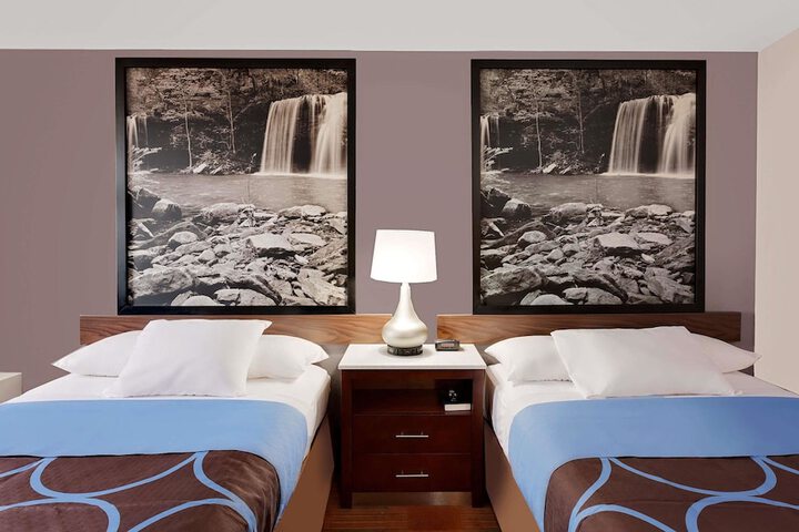 Double Accessible Queen Size Bed (6 of 8)