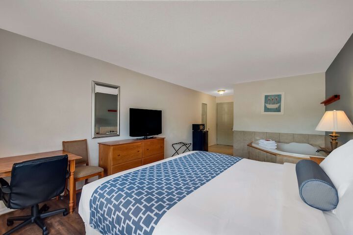 1 King Bed Mobility Accessible Communication Assistance Roll in Shower Full Breakfast (13 of 18)