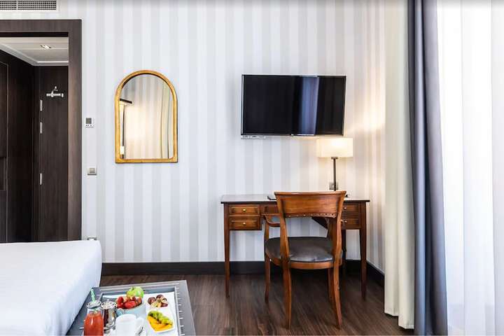 Room 6 of 44
