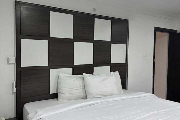 Room 17 of 33
