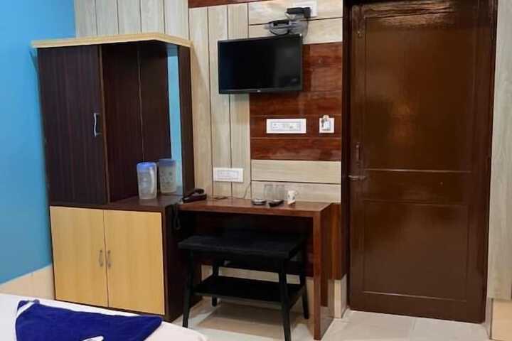 Room 5 of 18
