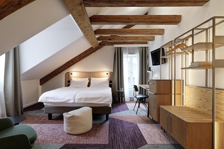 Room 9 of 18
