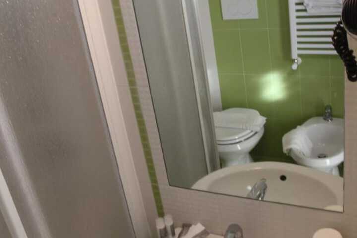 Room 14 of 37