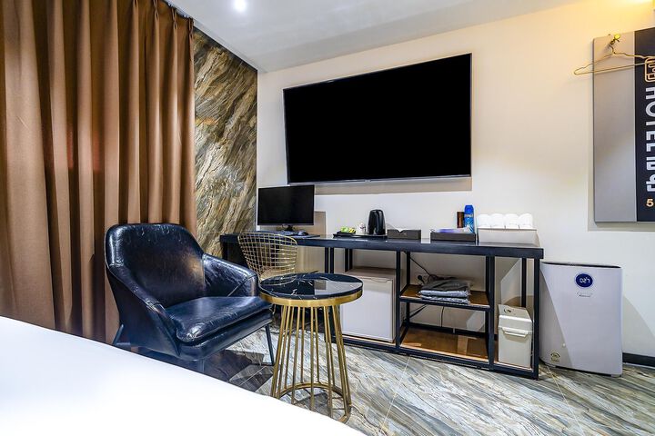 Room 16 of 16