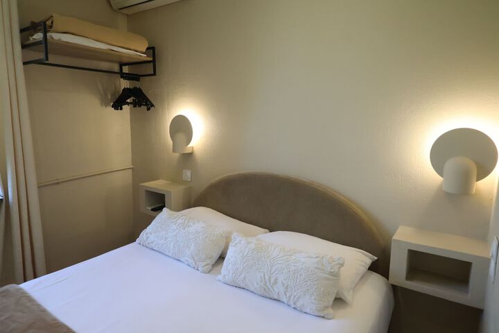 Room 70 of 128