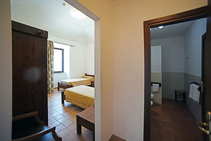 Room 13 of 18