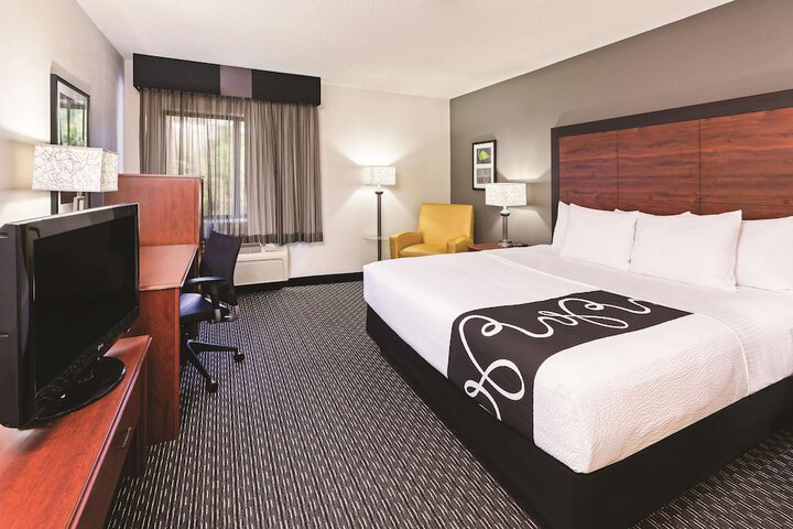 1 King Bed (4 of 11)