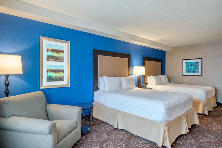 2 Queen Beds (1 of 10)