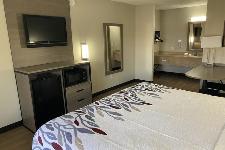 Deluxe King Bed (9 of 9)