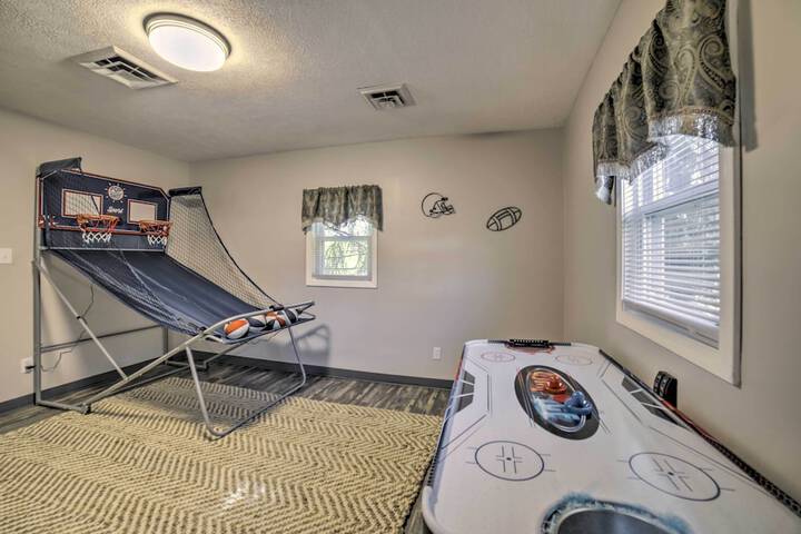 Near Mines & Meadows: Spacious Home w / Game Room