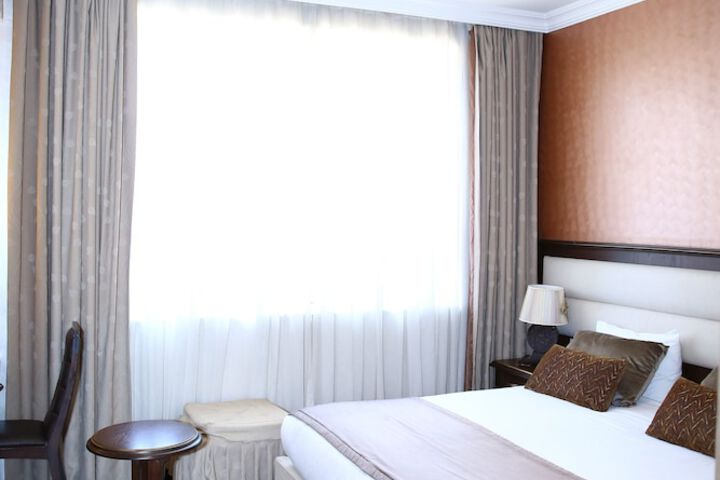 Room 33 of 122
