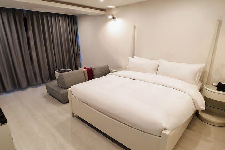 Room 6 of 17