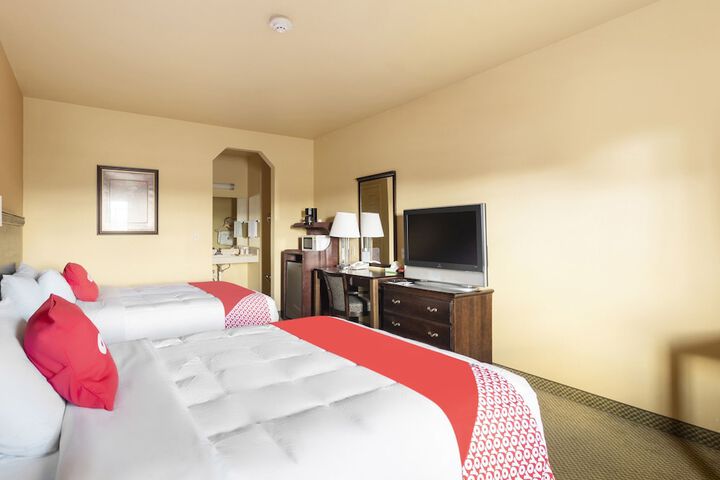 2 Queen Beds (7 of 9)