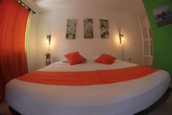 Room 5 of 33