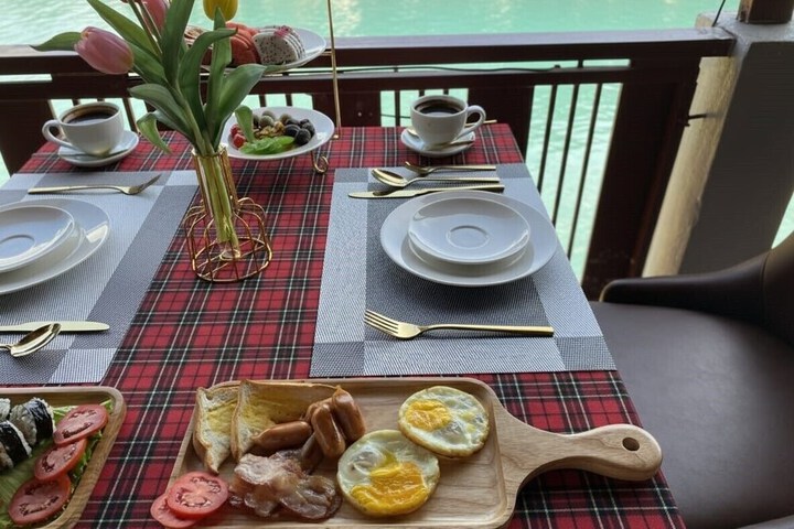 Dining 18 of 34
