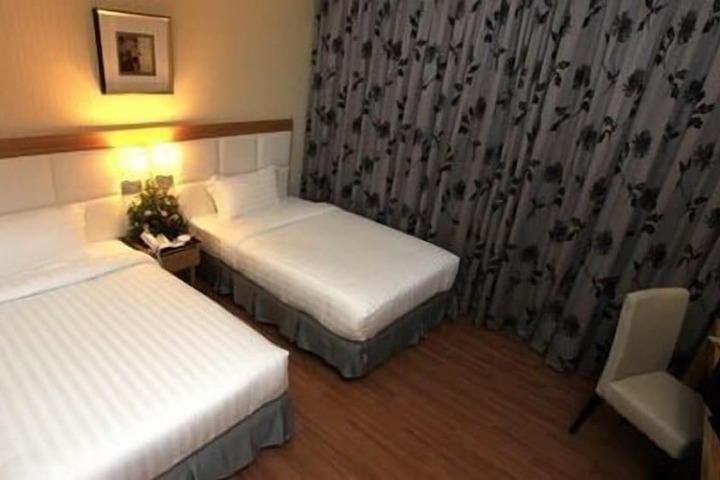 Room 13 of 36