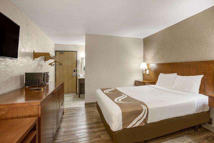 1 Queen Bed (8 of 10)