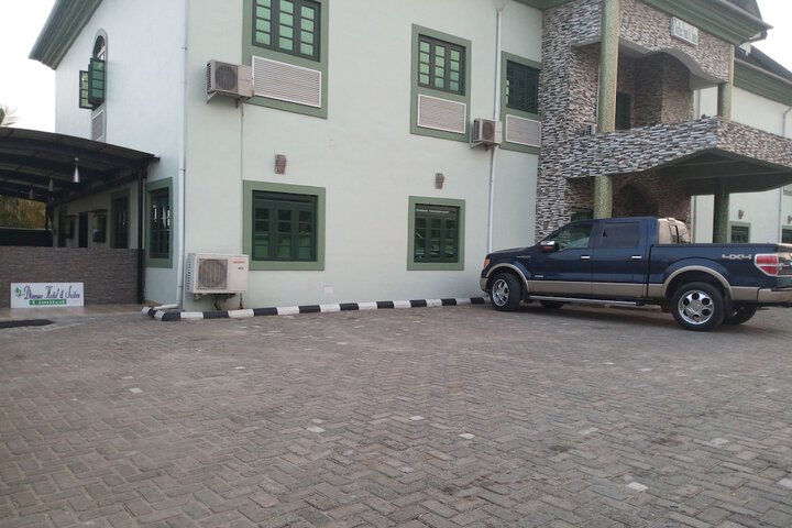Dionzec Hotel & Suites