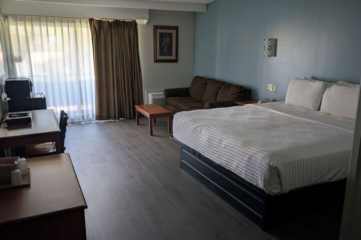 1 King Bed (2 of 11)