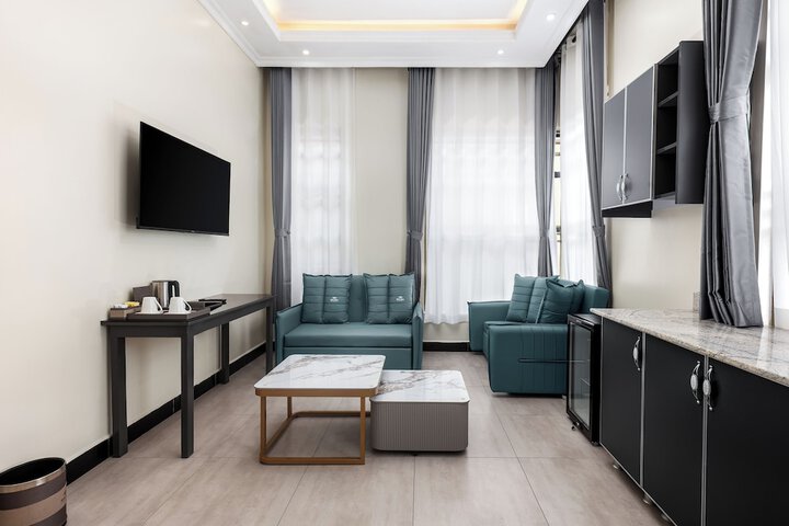 Room 5 of 9