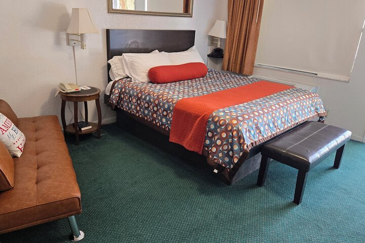 1 King Bed (10 of 16)