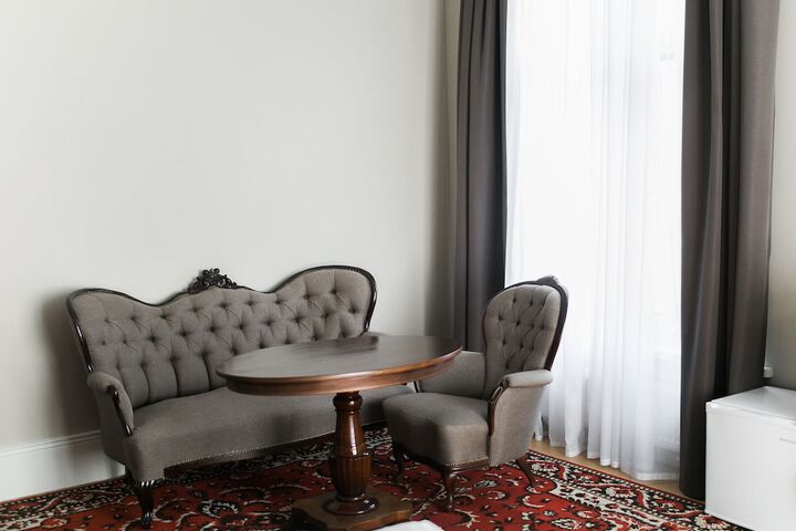 Room 11 of 42