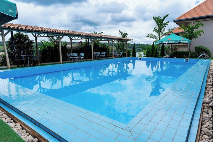 Pool 4 of 7
