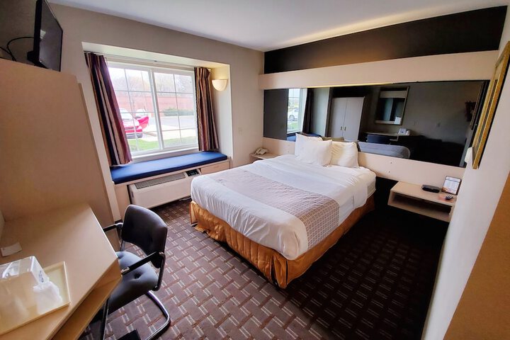 1 Queen Bed (6 of 21)