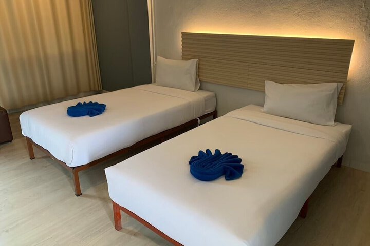 Room 6 of 10