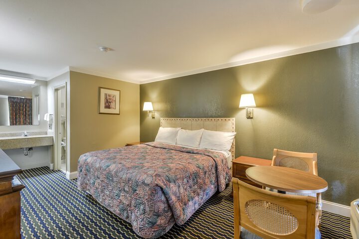 1 King Bed (3 of 4)