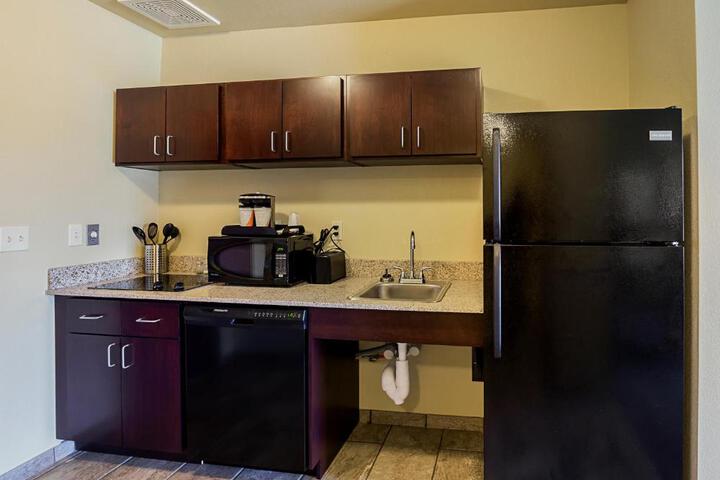 Suite Accessible King Size Bed (4 of 6)
