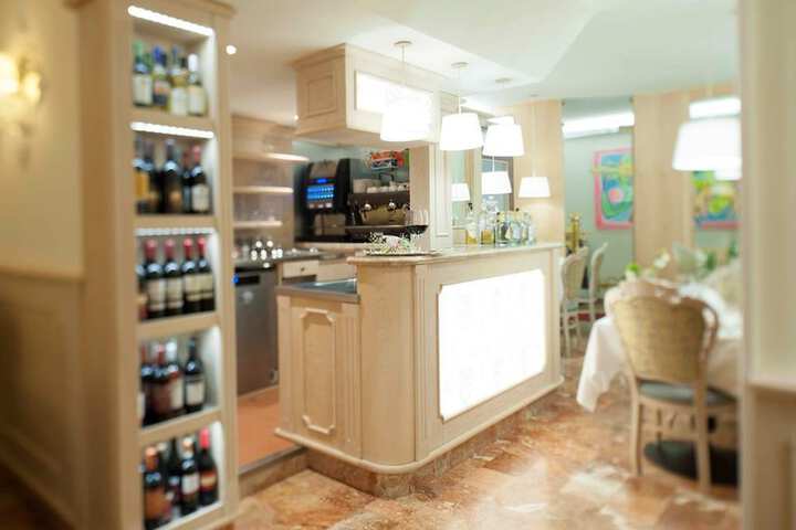 Lounge 75 of 84
