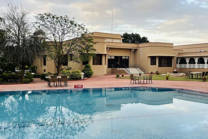Pool Hotel