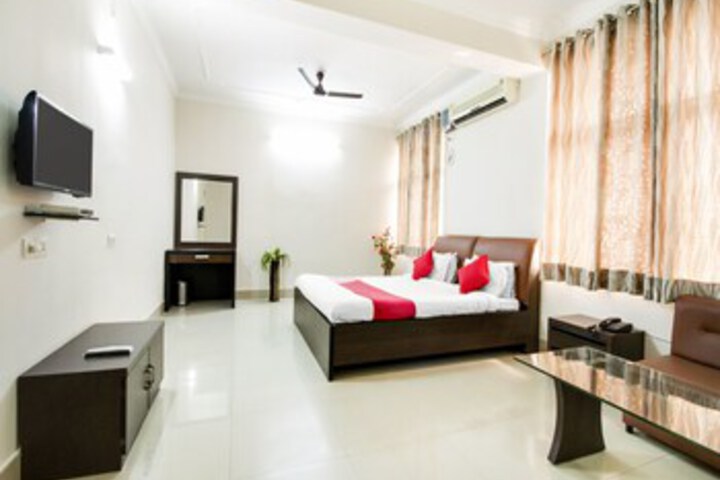 Room 16 of 28