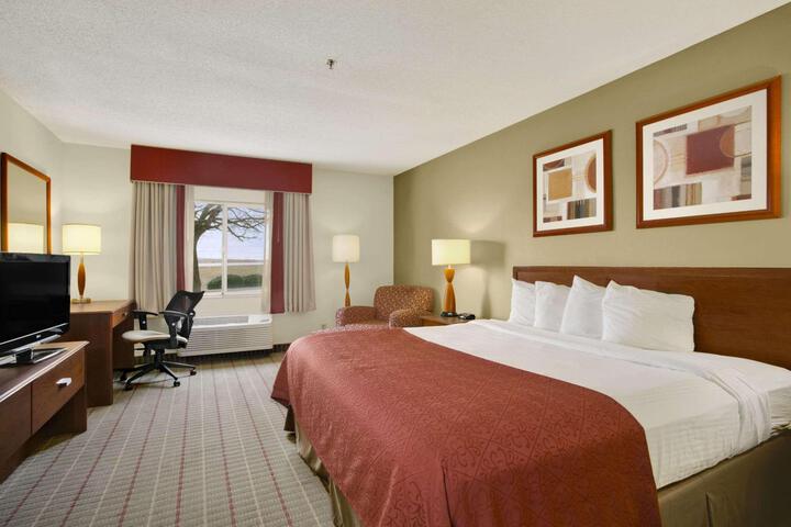 1 King Bed (3 of 7)