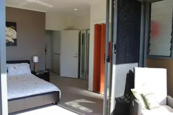 Room 4 of 9