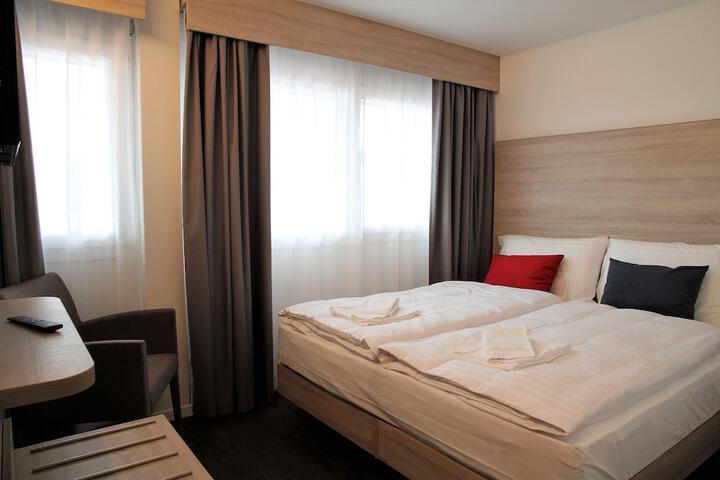 Room 3 of 53