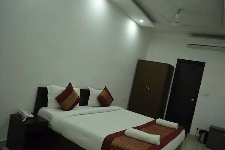 Room 8 of 90