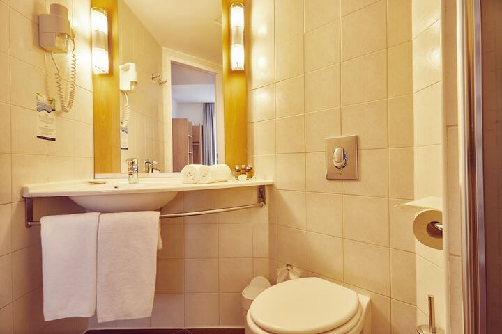 Room 32 of 49