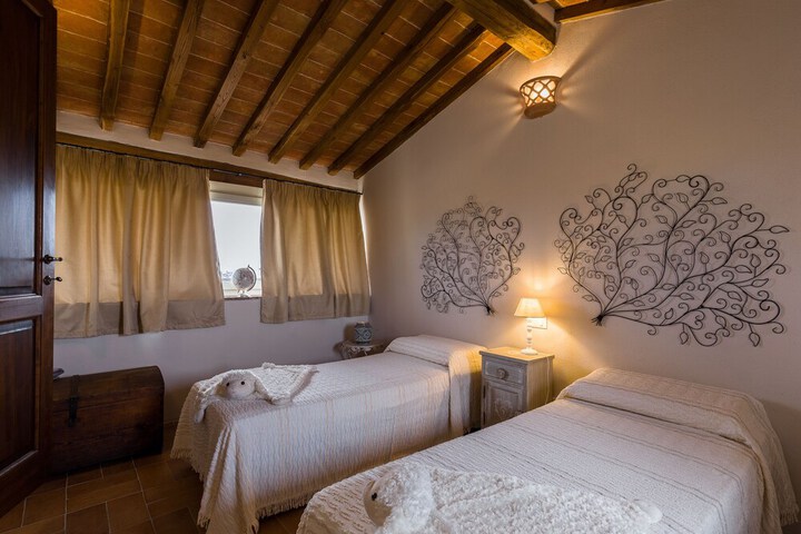 Room 6 of 10